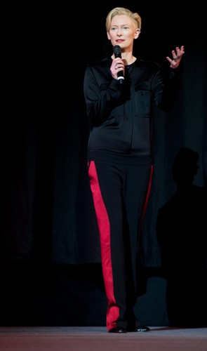 Tilda Swinton podczas wieczoru specjalnego 'Tribute to David Bowie: The Man Who Fell to Earth'