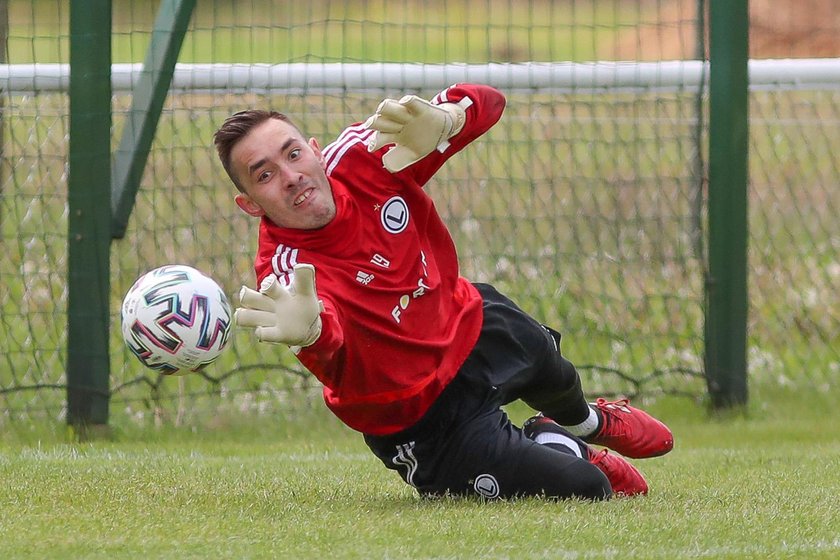 Musiałby w niej stanąć debiutant Wojciech Muzyk (21 l.), trzeci golkiper warszawskiego zespołu.