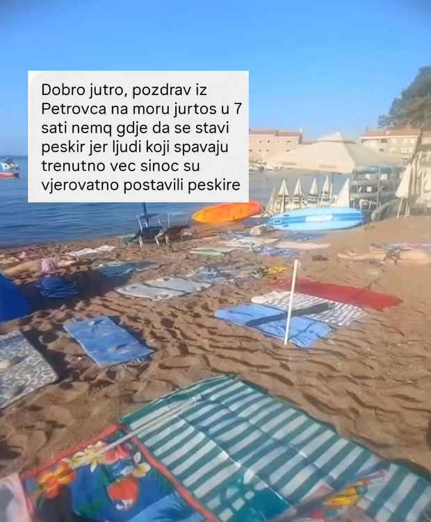 Pláž bola posiata uterákmi, no majiteľov nikde nebolo.