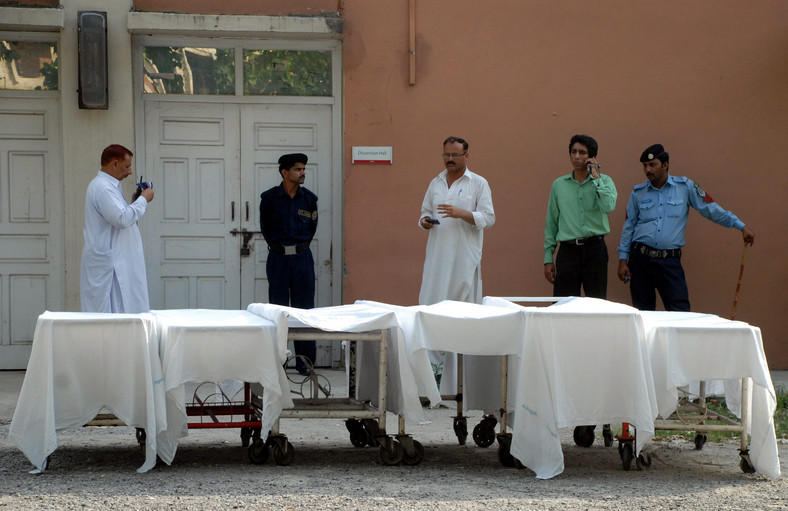 Pakistańska policja czeka na ciała himalaistów przy szpitalu w Islamabadzie 
