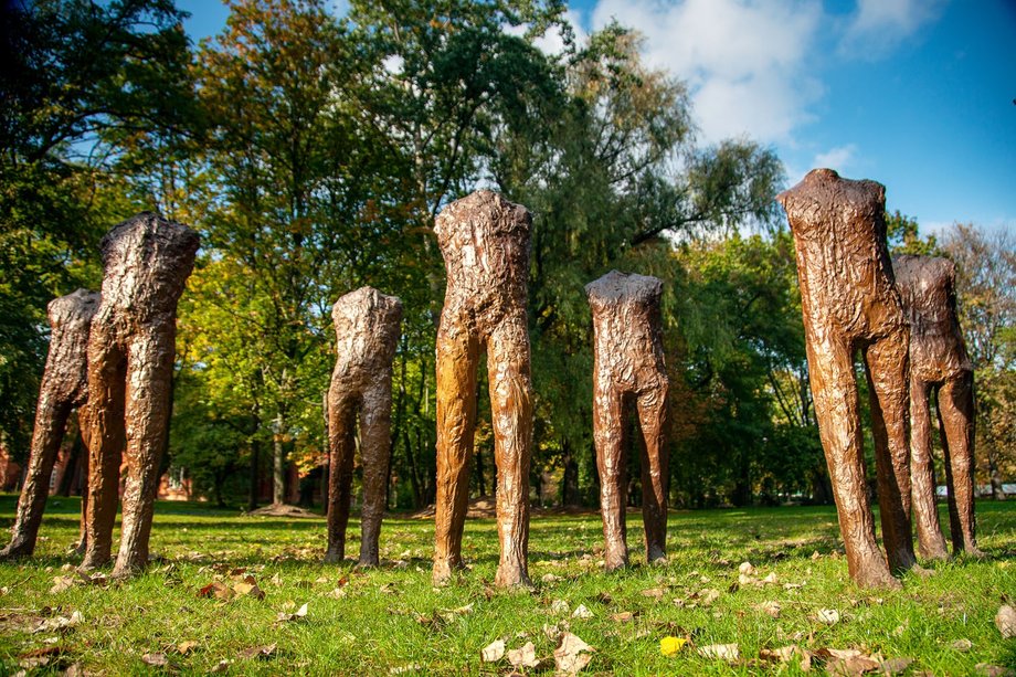 "Caminando", Magdalena Abakanowicz