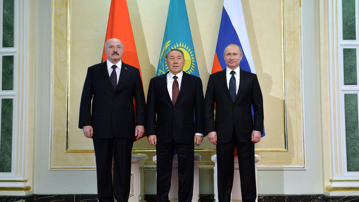 Prezydent Rosji Władimir Putin powiedział dzisiaj prezydentom Białorusi i Kazachstanu, że ich trzy kraje powinny rozważyć utworzenie unii walutowej. Tego dnia w stolicy Kazachstanu Astanie omawiano m.in. integrację w ramach Eurazjatyckiej Unii Gospodarczej.