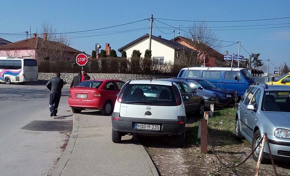 Trotoare zakrčili automobili