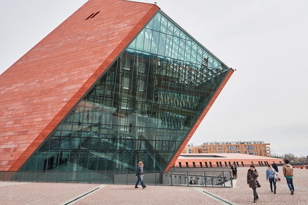 Ekspozycja zajmuje niemal pięć tysięcy metrów kw., co – jak informuje muzeum - sprawia, że jest ono największą historyczną placówką muzealną w Polsce. Wystawa główna znajduje się 14 metrów poniżej poziomu gruntu. Tworzą ja trzy bloki narracyjne: „Droga do wojny”, „Groza wojny” oraz „Długi cień wojny”. Na wystawie znalazło się około 2,5 tysiąca eksponatów oraz około 240 stanowisk multimedialnych, dzięki którym można m.in. przeglądać archiwalne fotografie i filmy, obejrzeć relacje świadków wydarzeń, zapoznać się z interaktywnymi mapami prezentującymi militarne potyczki czy zmiany granic państw w czasie II wojny światowej.