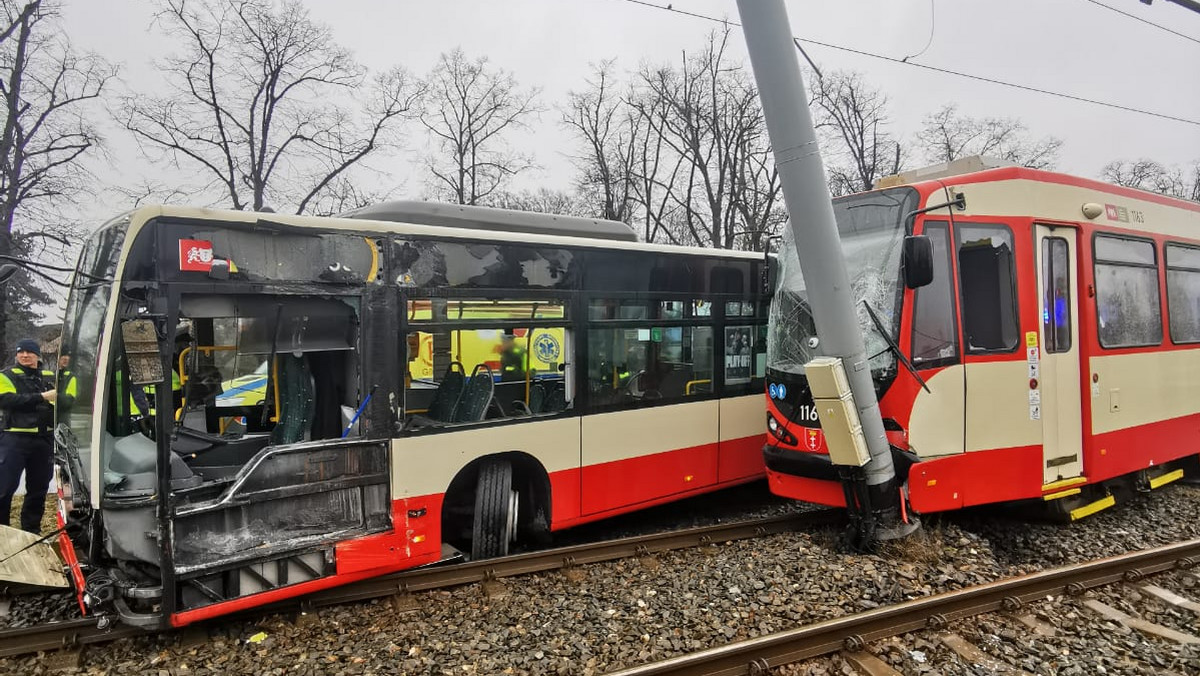 W Gdańsku autobus zderzył się z tramwajem. Kilkanaście osób rannych