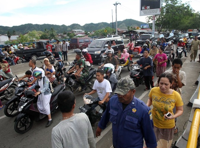 Ucieczka przed tsunami w Indonezji