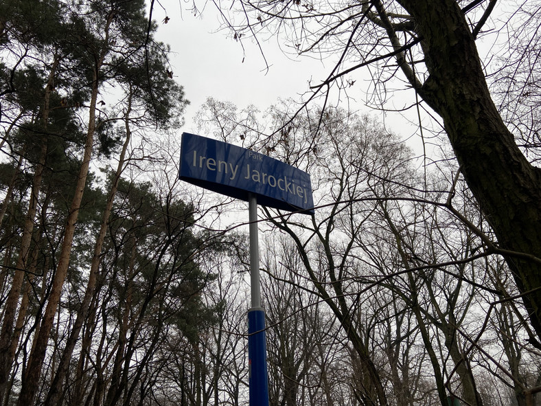 Od 2021 r. park przy lesie Winnica nosi imię Ireny Jarockiej