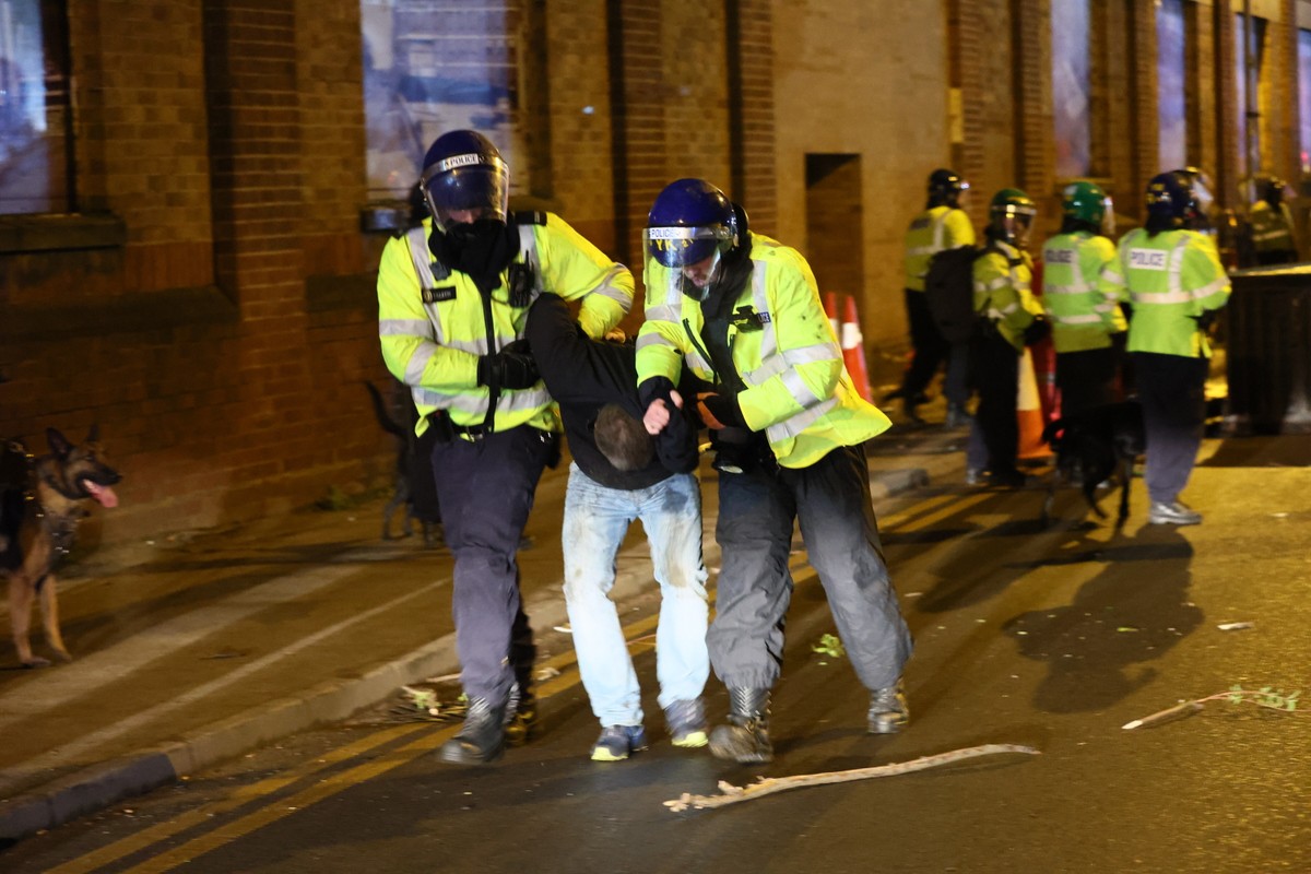 Policja zaprowadzająca porządek pod stadionem Aston Villi FC w angielskim Birmingham przed meczem piłkarskiej Ligi Konferencji z Legią Warszawa