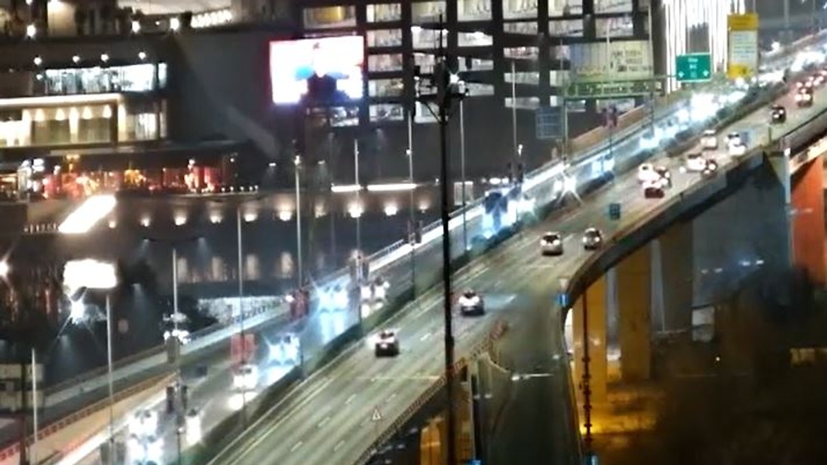 (FOTO, VIDEO) Saobraćaj normalizovan nakon drame na mostu Gazela: Pet automobila ulestvovalu u lančanom sudaru, JEDAN završio u suprotnom smeru Kép