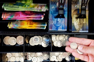 Ile będzie kosztował frank pod koniec roku? [PROGNOZY WALUTOWE]