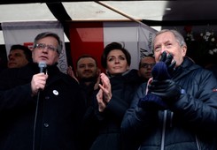 Demonstracja KOD przed TK. Komorowski skomentował 'półironiczny-półszyderczy' uśmiech prezesa PiS