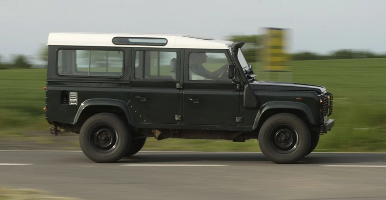 Land Rover Defender - mocne, wszechstronne auto. Oferowano trzy rozstawy osi, nadwozia mają 3 lub 5 drzwi, były też pikapy.