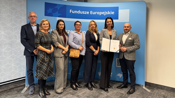 Realizatorzy projektu podczas odbioru certyfikatów beneficjenta w Wojewódzkim Urzędzie Pracy.