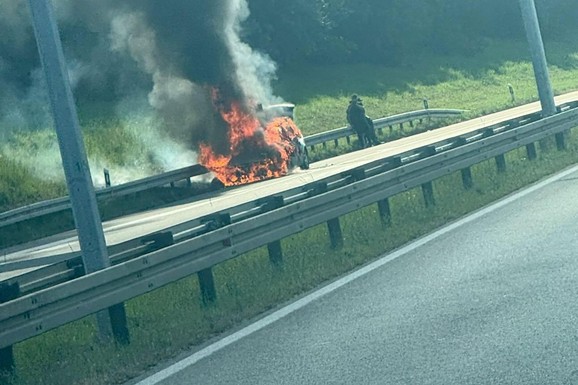 (VIDEO) DRAMA NA AUTO-PUTU KOD BEOGRADA! Vatra guta vozilo, 
