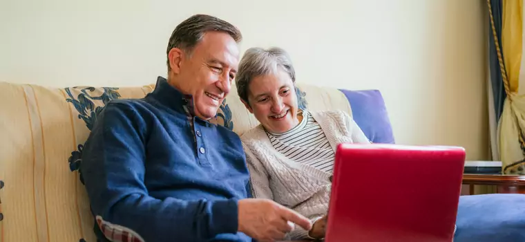 Seniorzy korzystający z internetu lepiej oceniają swoje zdrowie psychiczne