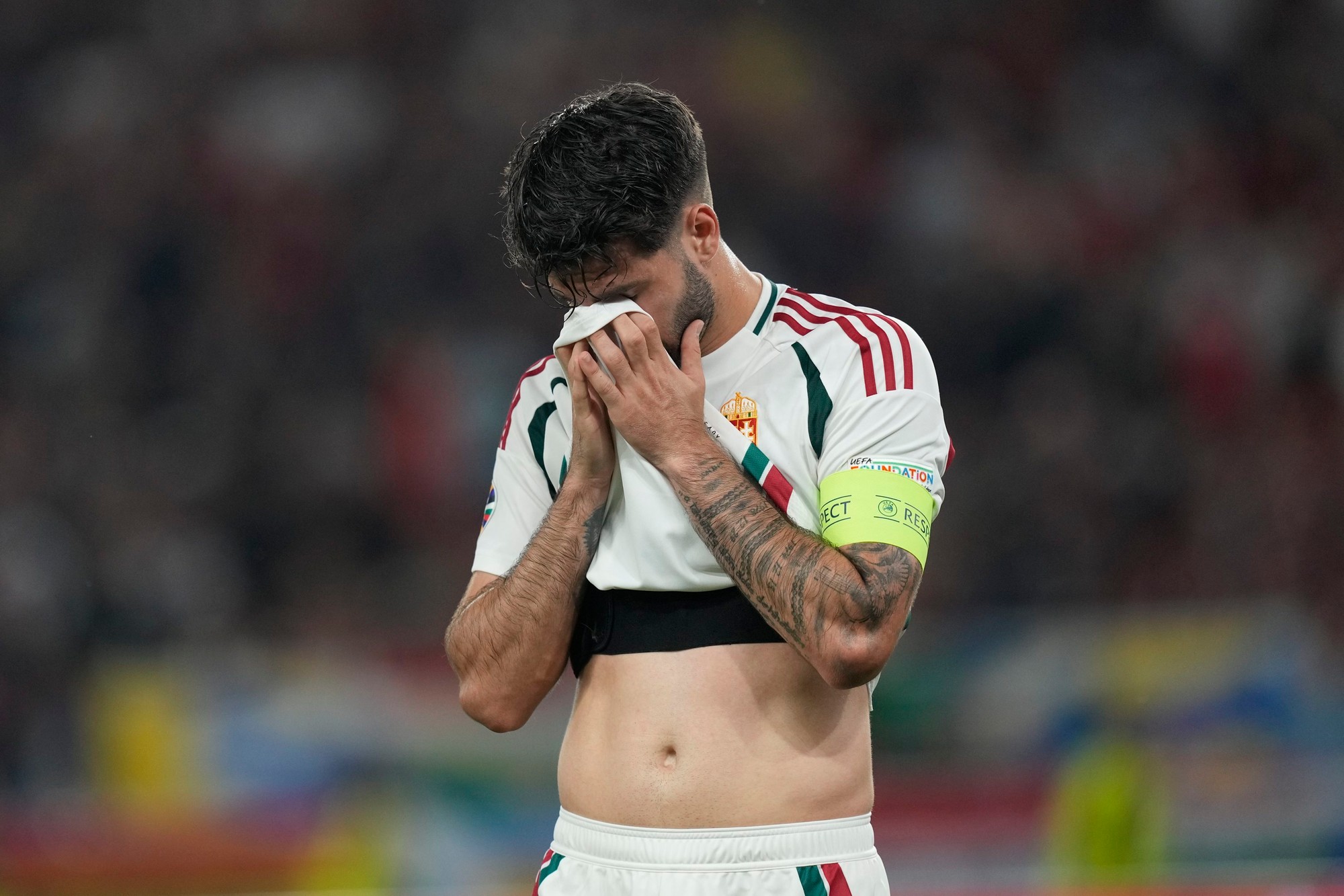 EURO 2024: Škótsko - Maďarsko. Maďarský útočník Varga zostal po zrážke nehybne ležať na ihrisku.