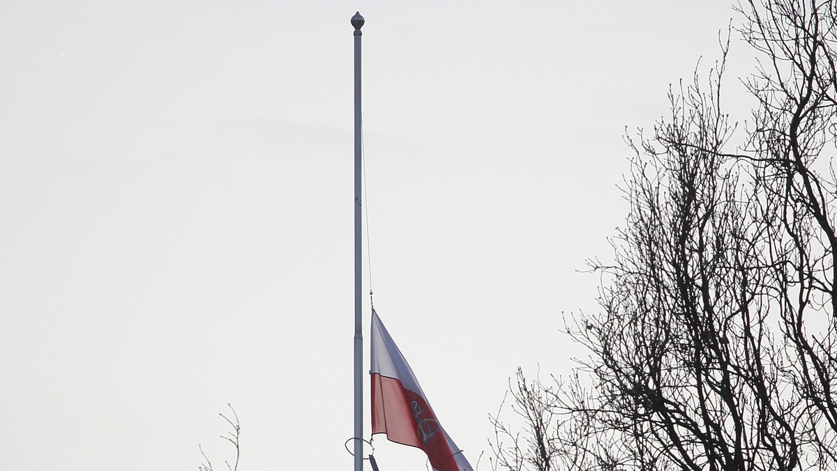 - Takich dramatów nie da się uniknąć, mówię to z przykrością, ale szczerze - powiedział b. prezydent Aleksander Kwaśniewski. Jednocześnie oddał hołd pięciu polskim żołnierzom, którzy zginęli w Afganistanie i wyraził współczucie ich rodzinom.