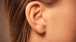 Co może oznaczać guzek za uchem?