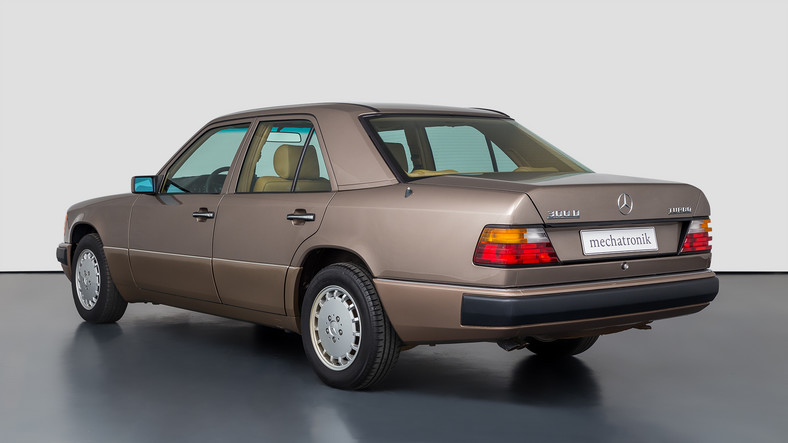 Mercedes 300 D z przebiegiem 384 km