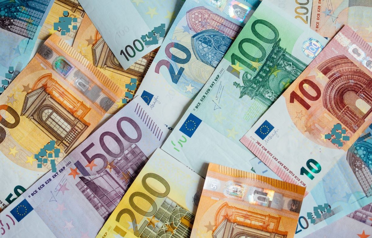 Złoty w dół! Wzrost kursów euro, dolara i franka w powyborczy poranek [KURSU WALUT 19.05.2025]