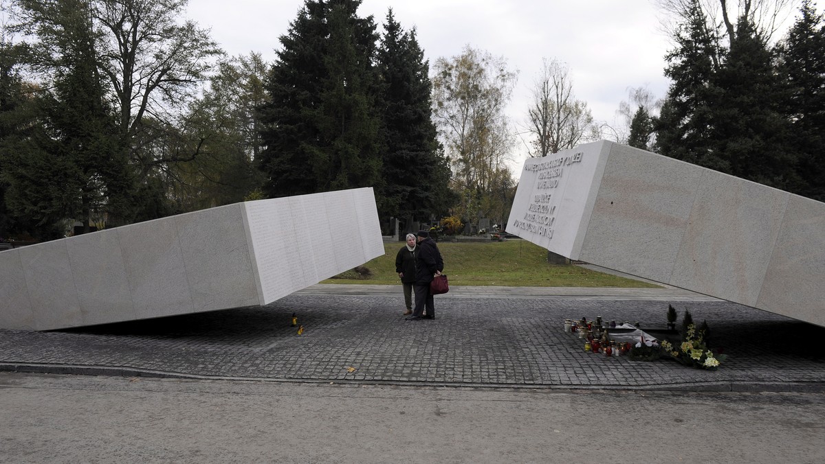 Uroczystość odsłonięcia pomnika upamiętniającego ofiary katastrofy z 10 kwietnia rozpoczęła się w Kwaterze Smoleńskiej na Powązkach Wojskowych. Obecni są prezydent Bronisław Komorowski, marszałek Sejmu Grzegorz Schetyna i premier Donald Tusk.