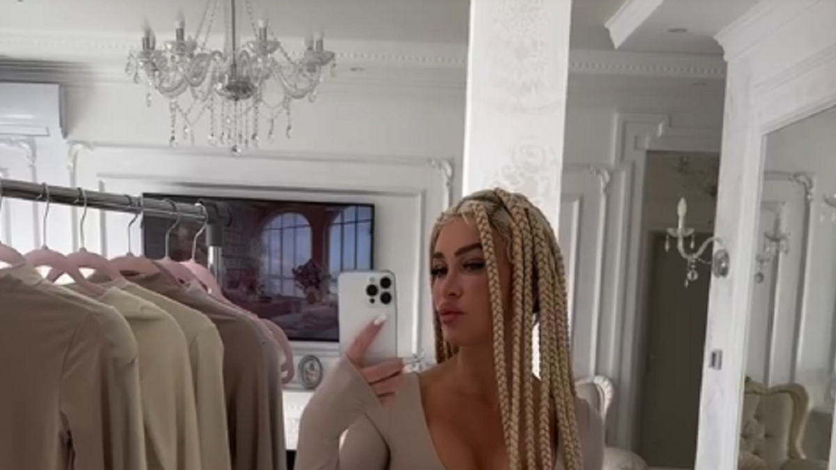 STANIJA ŠOKIRALA NOVIM IZDANJEM TIK PRED ULAZAK U ELITU Plava kosa i kikice, pohvalila se svima: Uzburkala mreže potezom (FOTO)