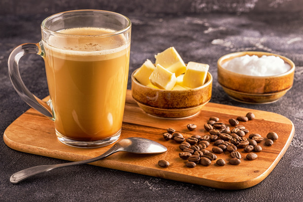 Kawa z masłem sprawi, że przestaniesz podjadać. Czym jest kawa kuloodporna?