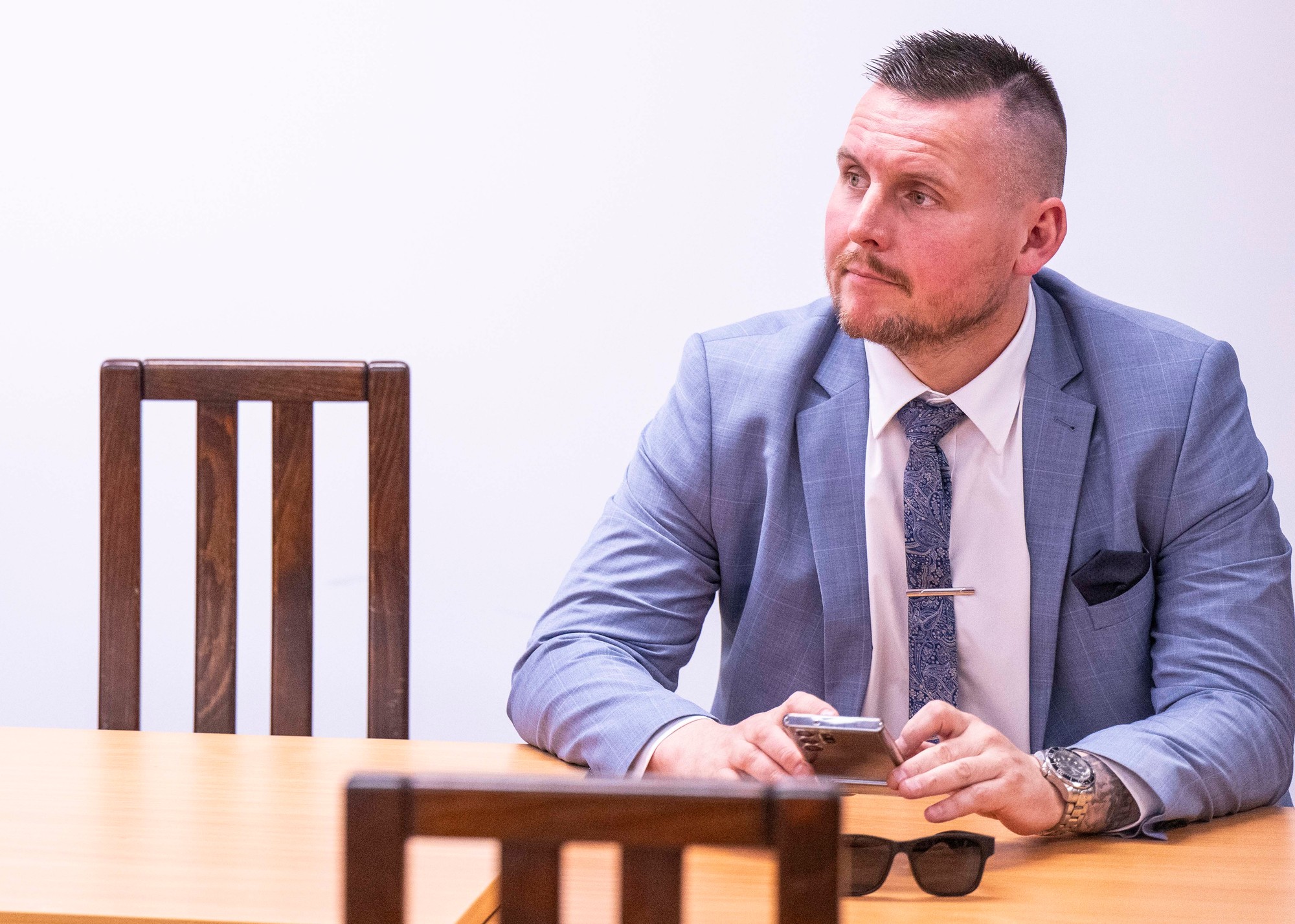 Na snímke Daniel Bombic, obvinený z extrémistickej trestnej činnosti počas pojednávania na Najvyššom súde SR v Bratislave v utorok 29. apríla 2025.
