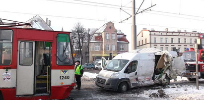 Piekarz wjechał pod tramwaj