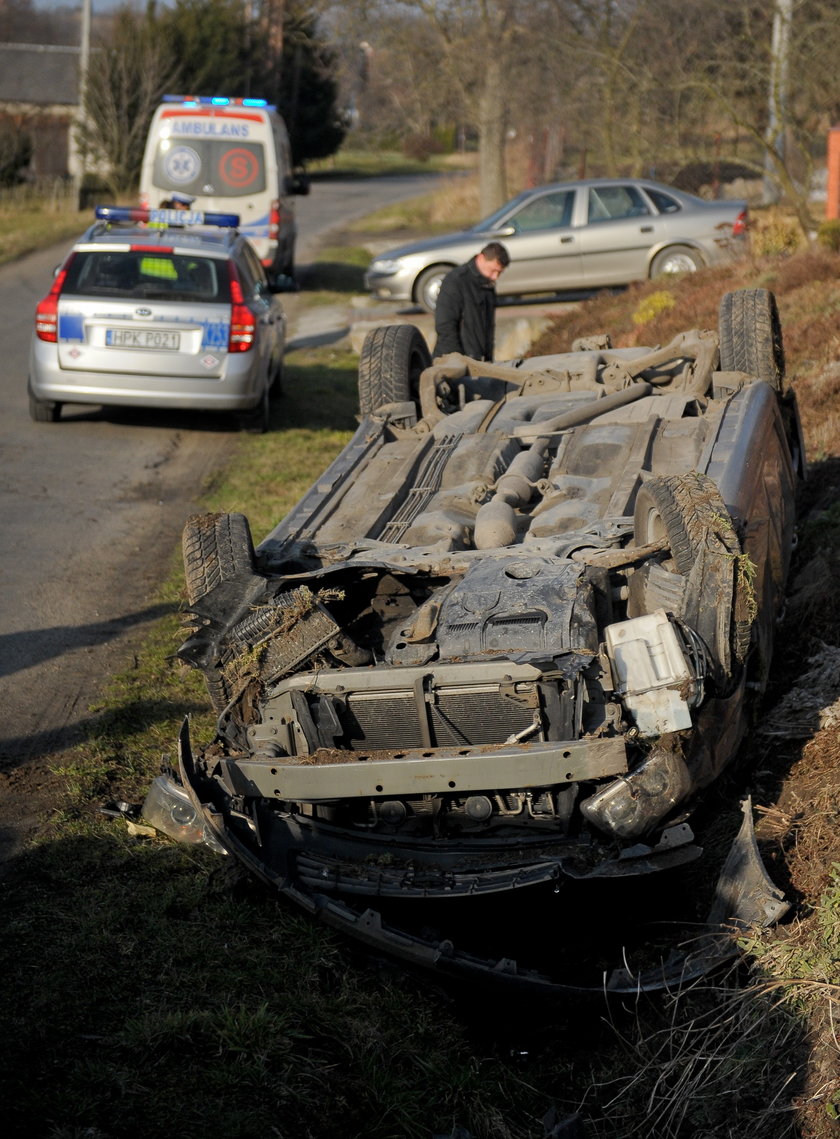 Matka z dziećmi dachowała autem