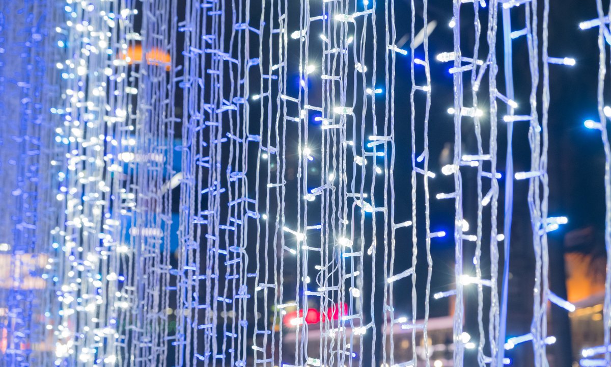 Masz takie świąteczne lampki na balkonie? Możesz dostać 5 tys. zł kary