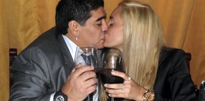 Maradona dotyka miejsca intymne partnerki! ZOBACZ