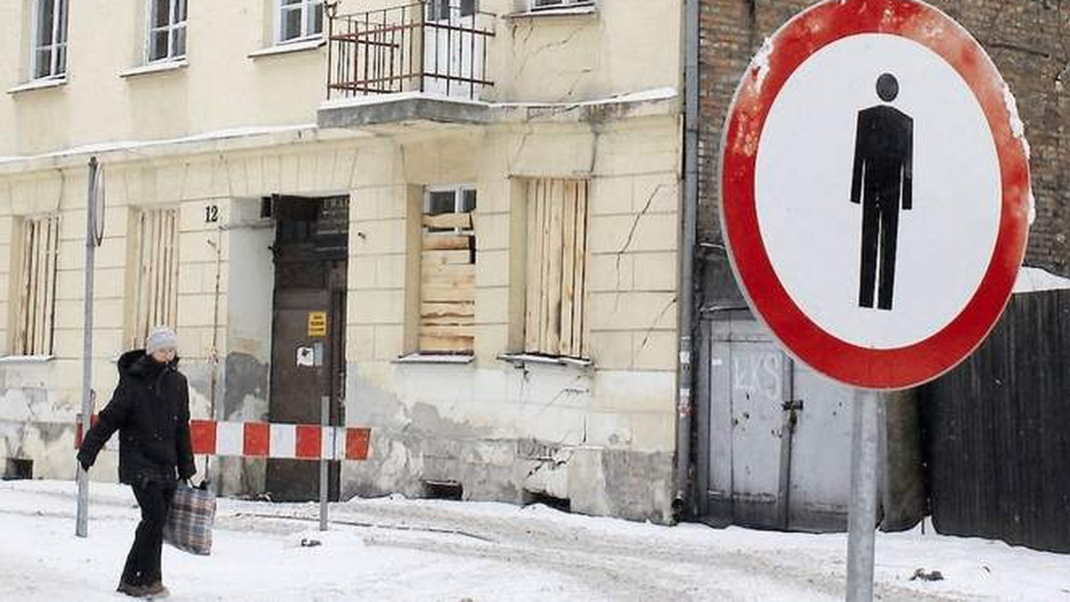 Kolejna rudera we Włocławku przyczyną kłopotów komunikacyjnych! Tym razem chodzi o kamienicę przy ul. Jagiellońskiej. Z jej powodu odcinek ulicy od Chmielnej do św. Antoniego jest zamknięty dla ruchu.