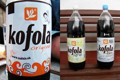 Dobrą opinią w Polsce cieszy się czeska kuchnia. Potrawą automatycznie kojarzącą się nad Wisłą z Czechami są knedliki. Przygotowywane są z ciasta, wyrabianego na bazie gotowanych ziemniaków lub bułki (z dodatkiem drożdży). Z ciasta formuje się zazwyczaj walec, który gotuje się w osolonej wodzie, po ostudzeniu kroi na plastry i odgrzewa na parze. Do knedlików najczęściej podaje się gulasz mięsny, pieczoną wieprzowinę lub sztukę mięsa z sosem. Jako dodatek można podawać duszoną kapustę. Nie brakuje też rozpoznawalnych żywnościowych marek. Chyba każdy pił przynajmniej raz Kofolę, czyli odpowiedź naszego południowego sąsiada na Coca-Colę. Kofola powstała w 1960 roku i od tamtego czasu jest lokalnym konkurentem dla światowych potentatów z branży. Fot. Wikimedia/Flickr.com