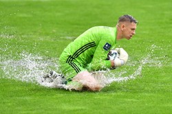 We Wrocławiu grali na... wodzie. Cztery gole w meczu Śląska z Lechem [WYNIKI i TABELA]