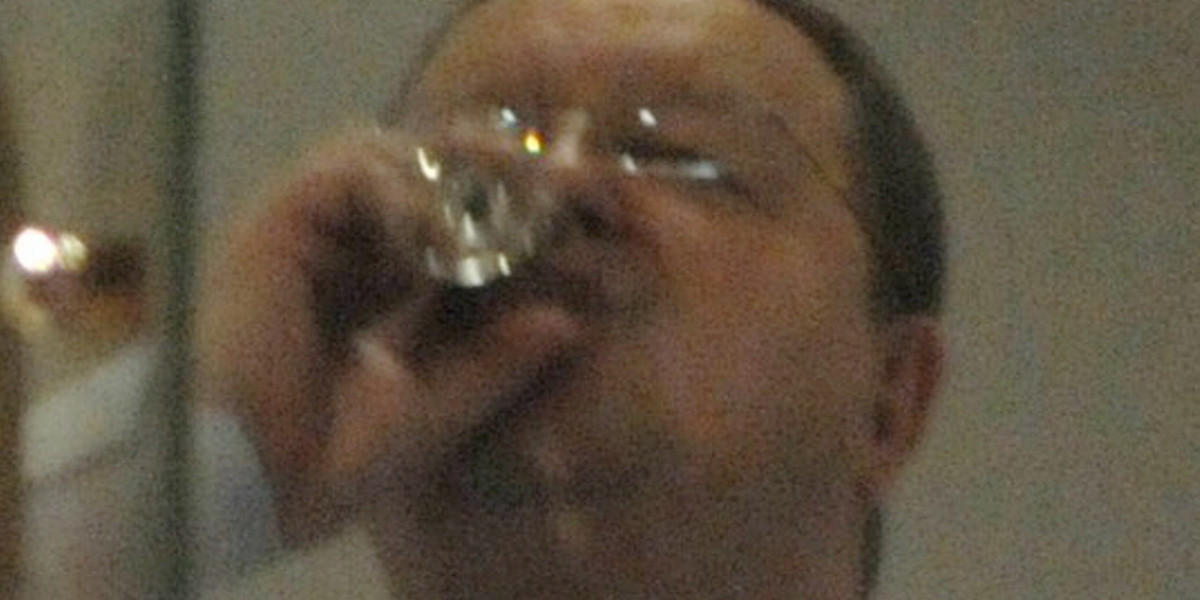 Zdzisław Kręcina pije wódkę