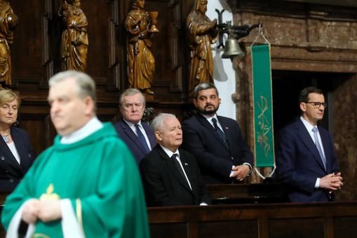 Wicepremier, prezes PiS Jarosław Kaczyński (3P), premier Mateusz Morawiecki na mszy świętej