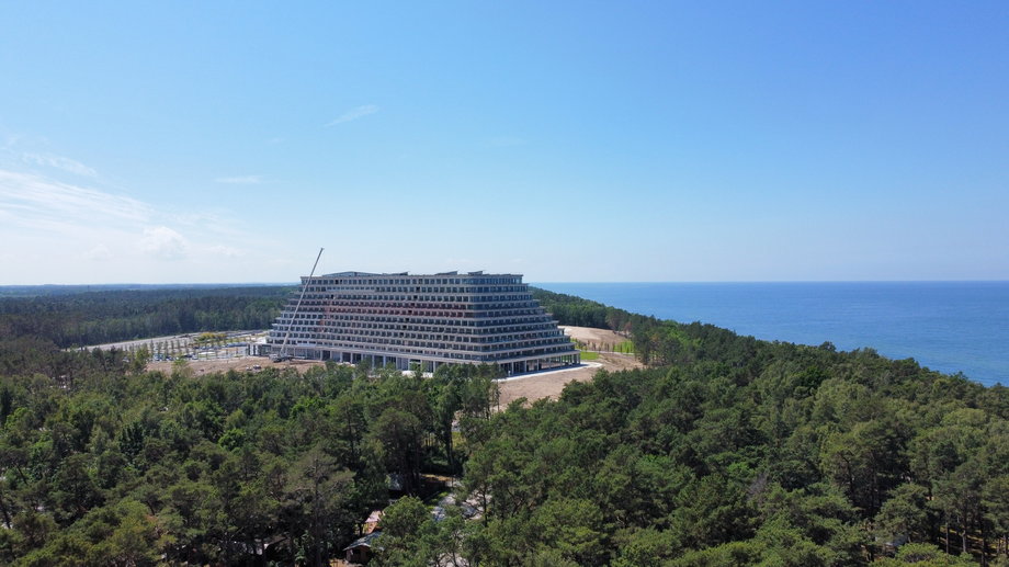 Hotel powstaje tuż nad morzem, w środku lasu.