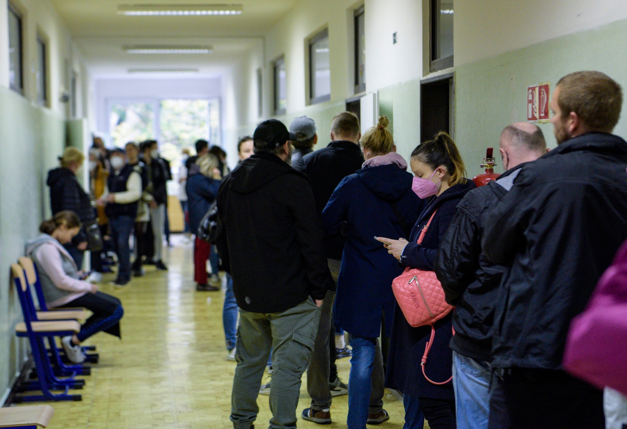V bratislavskej Petržalke sa pred niektorými volebnými miestnosťami počas sobotných spojených volieb môžu vytvárať dlhšie rady, voliči si v nich postoja aj niekoľko desiatok minút.