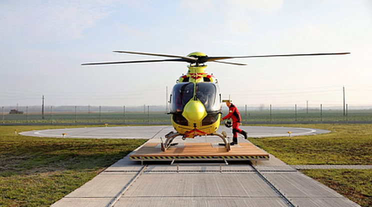 A kislányhoz mentőhelikopter is érkezett, de nem tudták megmenteni az életét/Fotó: MTI/Kiss Dániel