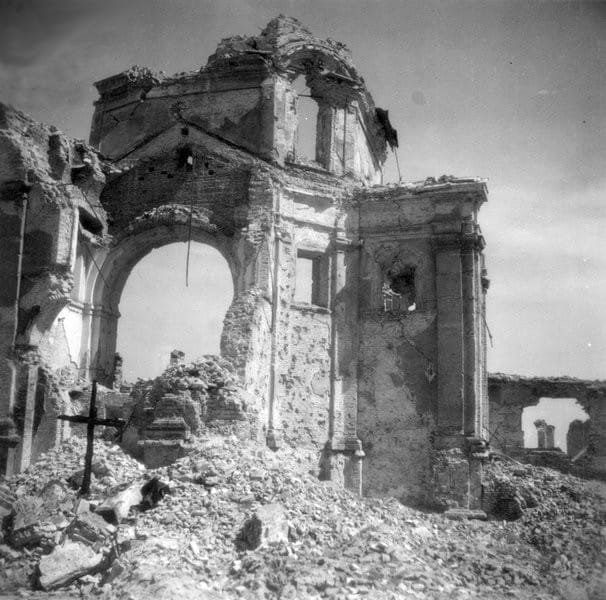 Ruiny kościoła Sakramentek, 1945 (fot. Danuta Smoszewska "Sawo", MPW) / benedyktynki-sakramentki.org