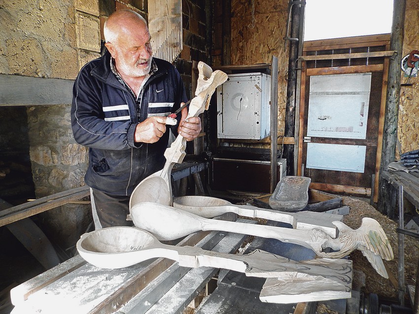 Tomislav pravi i drvene skulpture beloglavih supova