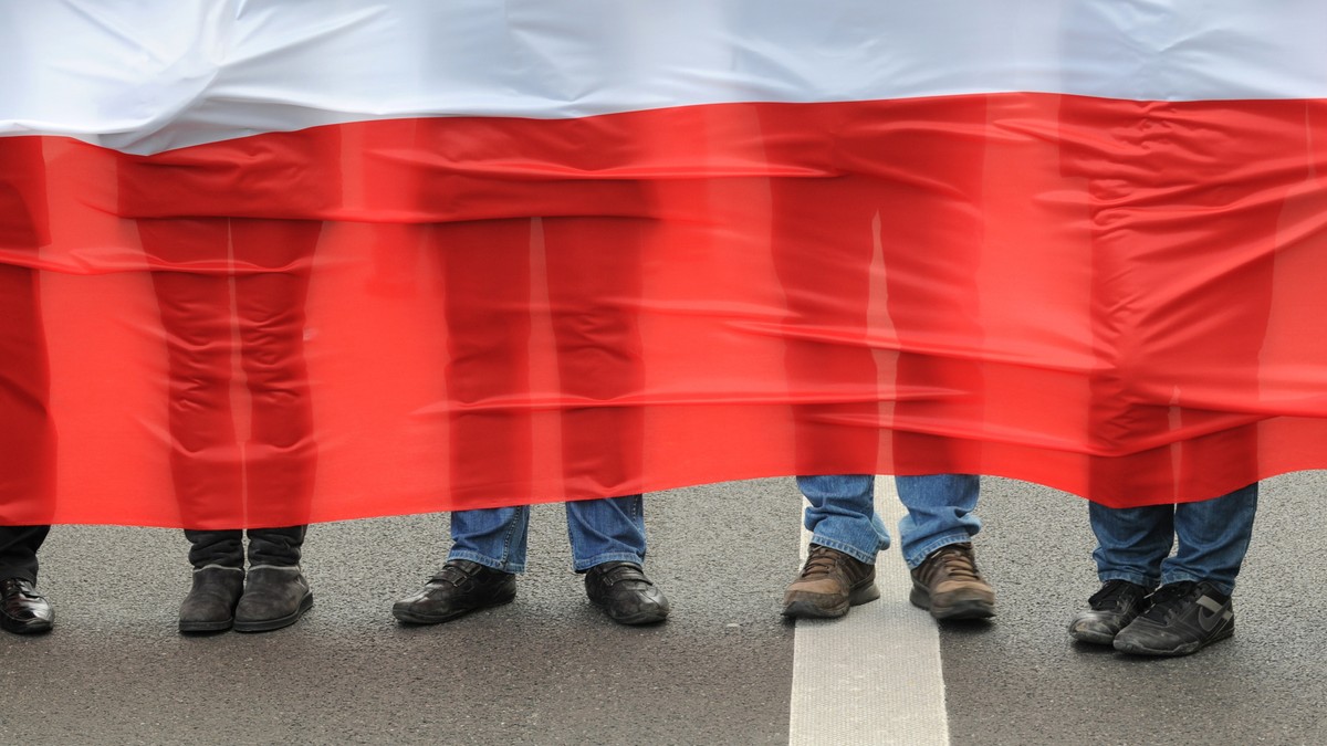 Flaga narodowa podczas demonstracji politycznej