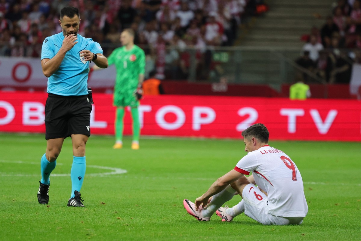 Robert Lewandowski i sędzia Balazs Berke