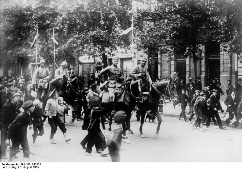 Niemcy wkraczają do Warszawy w sierpniu 1915 r. (fot. ze zbiorów Bundesarchiv, Bild 183-R42025, opublikowano na licencji Creative Commons Uznanie autorstwa – Na tych samych warunkach 3.0 Niemcy)