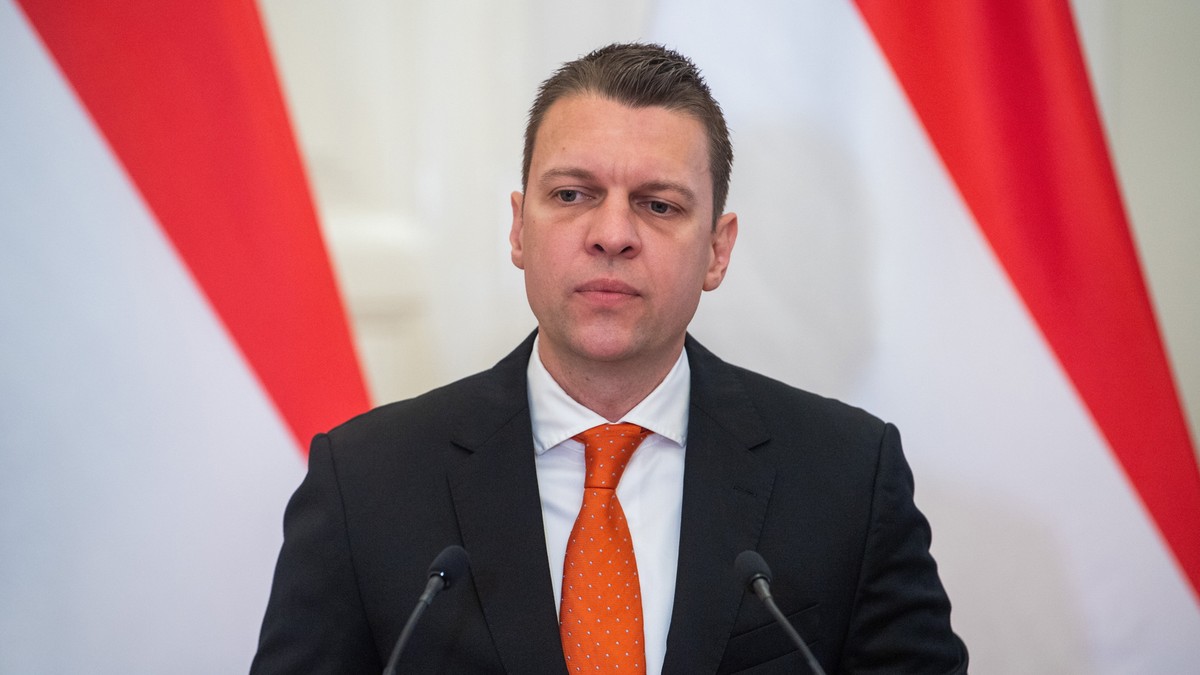 Menczer Tamás szerint „összecsinálta magát” a háborús plakátot áthelyeztető piliscsabai polgármester