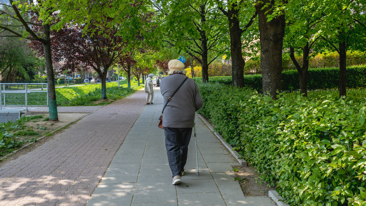 Samotność 80-latków. 13 proc. osób w wieku 80 plus nie wychodzi z domu