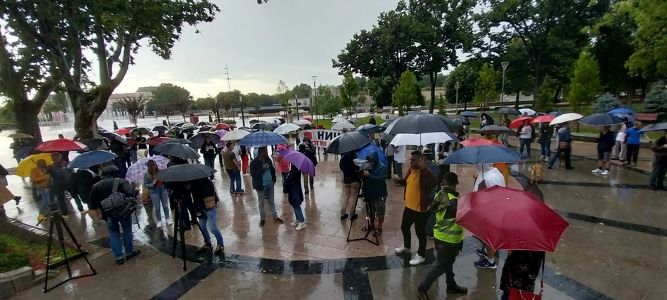 Okupljenim građanima u Nišu je saopšteno da se protest otkazuje zbog lošeg vremena