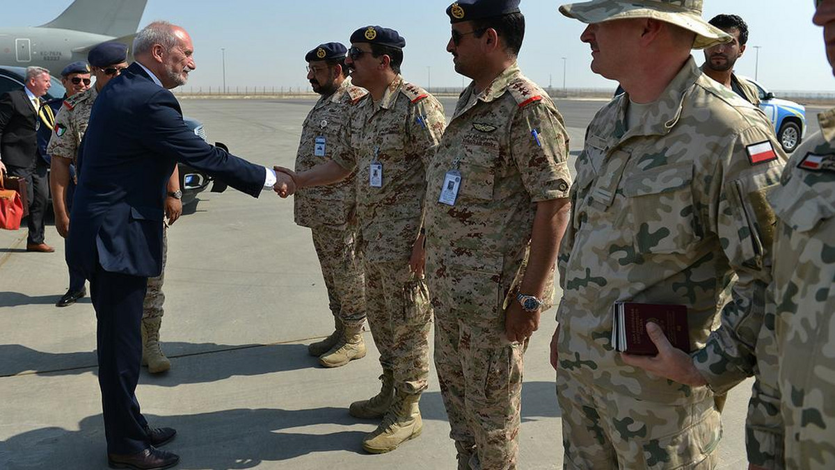 Minister obrony Antoni Macierewicz przebywał w Kuwejcie, gdzie spotkał się ze stacjonującymi tam polskimi żołnierzami realizującymi zadania przeciw tzw. Państwu Islamskiemu. Wasza misja "jest cegłą budowanego muru obronnego chroniącego Polskę" - mówił szef MON do żołnierzy. Szef MON podkreślił też, że żołnierze muszą być "gotowi na wszystko".