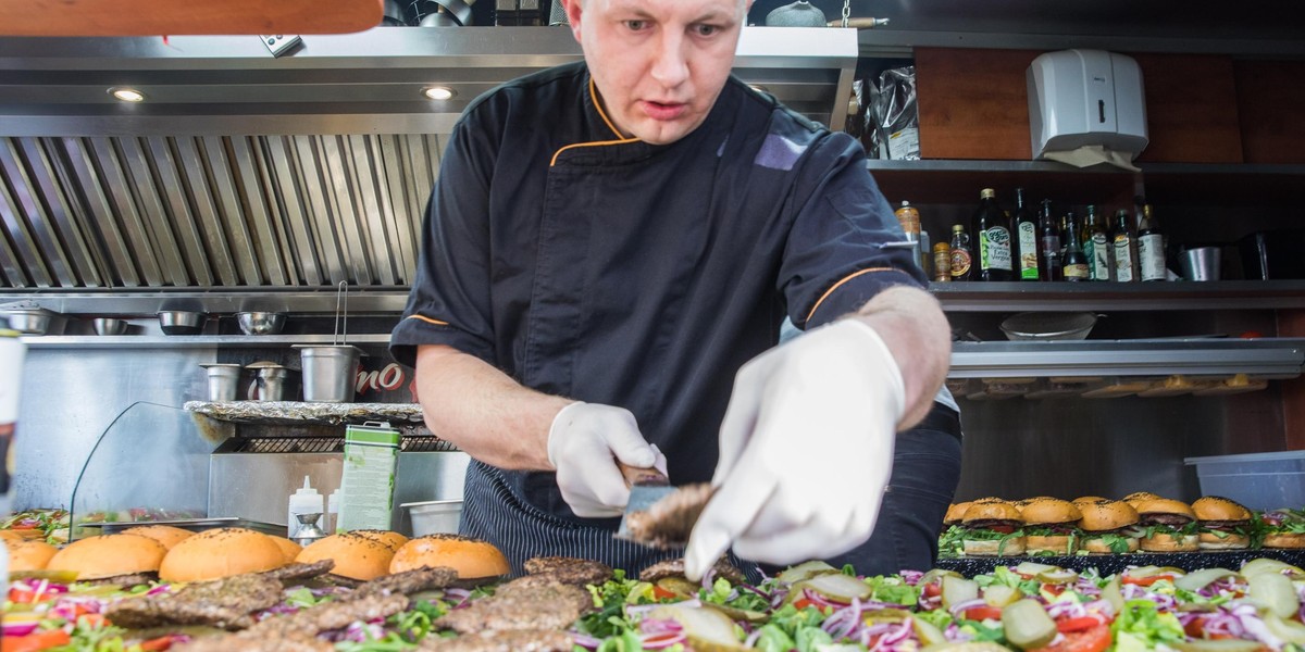 150 burgerów trafiło do sanepidu i szpitala zakaźnego w Poznaniu